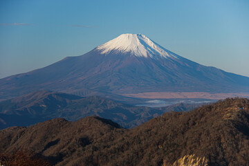 Fototapeta premium 冬の丹沢 神奈川最高峰蛭ヶ岳山頂からの絶景 朝陽に映える富士山