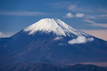 冬の丹沢　塔ノ岳山頂からの絶景　朝の澄んだ空気の中の富士山