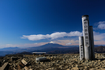 冬の丹沢　塔ノ岳山頂からの絶景　朝の澄んだ空気の中の富士山