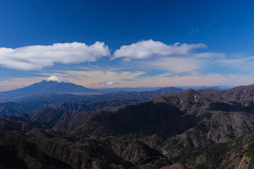 Naklejka na ściany i meble 冬の丹沢　塔ノ岳山頂からの絶景　朝の澄んだ空気の中の富士山