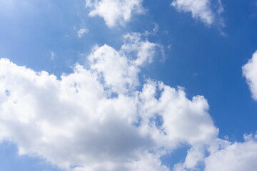 大空に広がる白い雲の風景_p_06