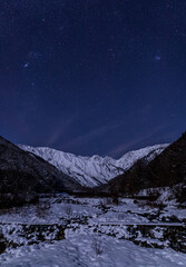 白馬村二股橋から雪景色と北アルプスに沈む星空