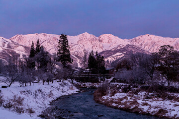 雪の白馬村大出公園から夜明けの北アルプス