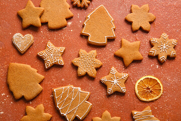 Fototapeta na wymiar Sweet Christmas gingerbread cookies on red background