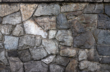 Oude rotsmuur blijft in de stad Milaan