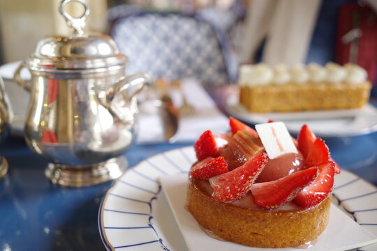 休日のパリにカフェにてケーキで休憩