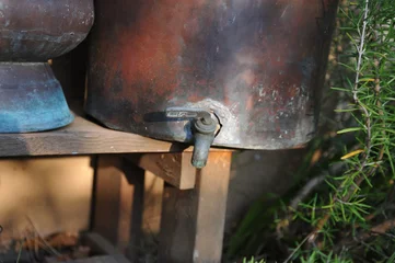 Tuinposter 古ぼけた金属製水タンクの蛇口 © 博司 葛谷