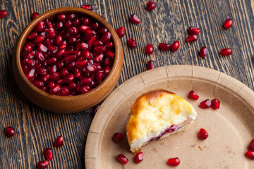 mini cheesecake with berry jam