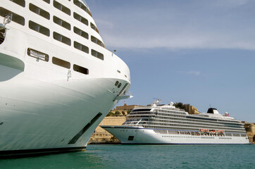 Luxuskreuzfahrtschiff Viking Star vor der Skyline von La Valletta, Malta - Luxury Viking cruiseship...