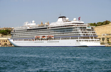 Luxuskreuzfahrtschiff Viking Star vor der Skyline von La Valletta, Malta - Luxury Viking cruiseship...