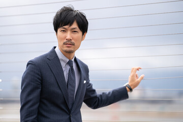 人物　スーツ　出張　空港　男性