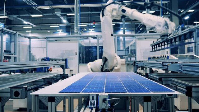 Automated mechanism is relocating sets of solar modules