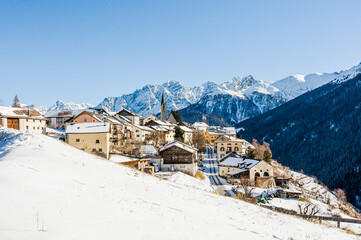 Guarda, Dorf, Bergdorf, Kirche, Dorfkirche, Engadin, Unterengadin, Wanderweg, Via Engiadina, Alpen, Schweizer Berge, Graub&uuml;nden, Winter, Wintersport, Winterwanderweg, Schweiz