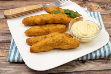 aiguillettes de poulet panées frites avec sauce	