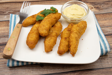 aiguillettes de poulet panées frites avec sauce	