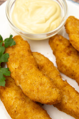 aiguillettes de poulet panées frites avec sauce	
