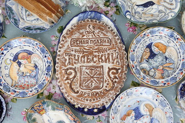 Tula's “carrot” (Tula's gingerbread, spice cake). Table setting, traditonal national russian folk handicraft: gzhel. Russian craft ware, plate. Home tea drinking - obrazy, fototapety, plakaty