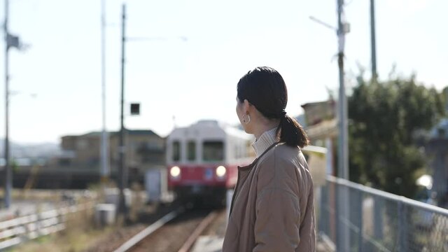 田舎の町を散策する女性