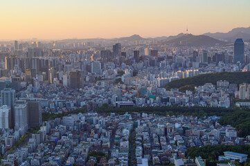 Obraz premium Seoul city view from the top of the mountain at day time