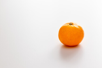 ミカンの果実と白背景