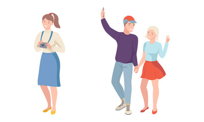 Obraz premium People with camera and smartphone walking at excursion and taking photos set vector illustration