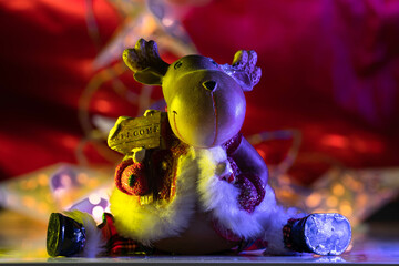 Bożonarodzeniowy renifer, ze świątecznymi ozdobami w tle