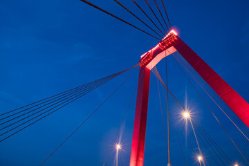 Obraz premium red illuminated Willems Bridge in Rotterdam