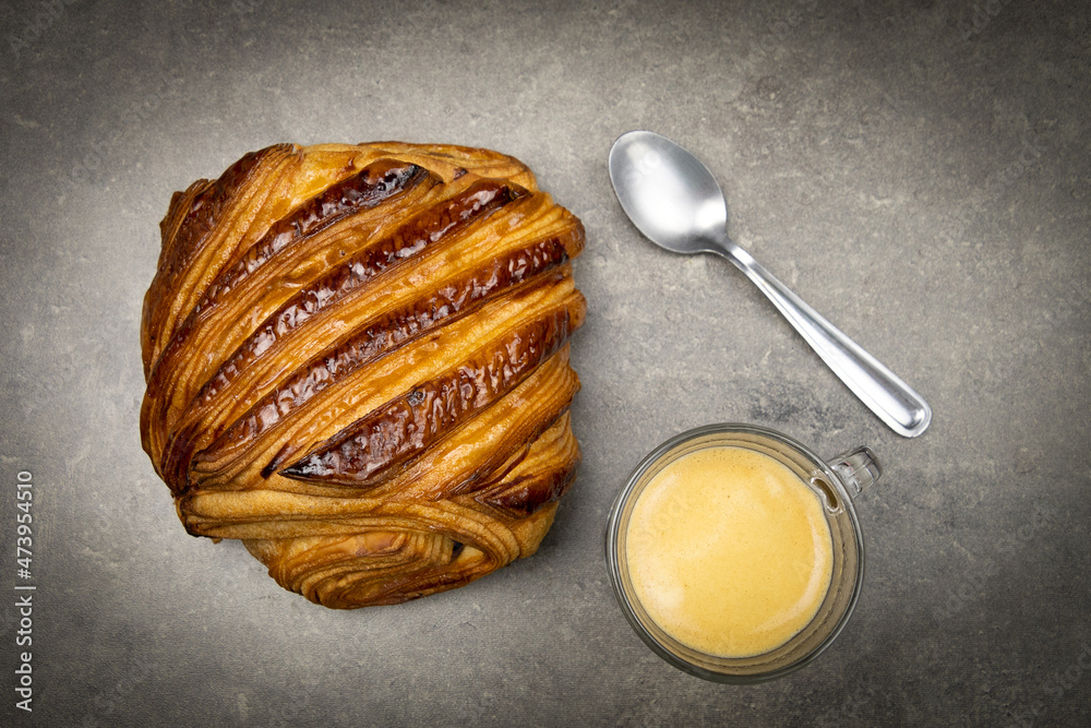 Poster pain au chocolat et tasse de café sur une table