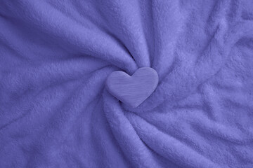 Couleurs de l& 39 année 2022 très péri. Coeur en bois sur une couverture violette duveteuse. Concept de couleurs à la mode.
