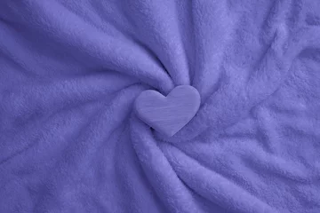 Photo sur Plexiglas Pantone 2022 very peri Couleurs de l& 39 année 2022 très péri. Coeur en bois sur une couverture violette duveteuse. Concept de couleurs à la mode.