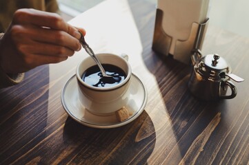 お昼にコーヒー時間を楽しむ