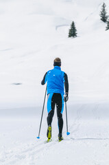 Ausdauersport Langlauf im klassischen Stil im Hochgebirge