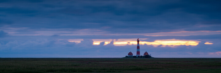 Leuchtturm Westerheversand am Watt der Nordsee im Sonnenuntergang - Panorama