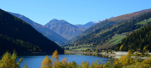 Das hintere Ultental mit dem Zoggler Stausee und den Alpen im Hintergrund im Herbst bei schönem Wetter, Tal in Südtirol, Italien, Europa, Banner und Bergpanorama