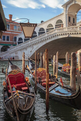 Fototapeta na wymiar Venezia. Gondole in sosta al Ponte di Rialto