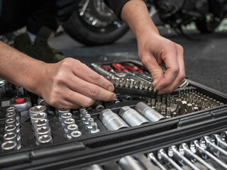 Mechaniker bereitet das Werkzeug vor