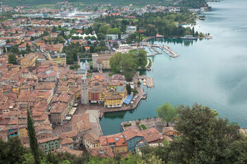 Naklejka premium Riva de Garda, Trento. Panorama della città sul lago dall'alto del Bastione