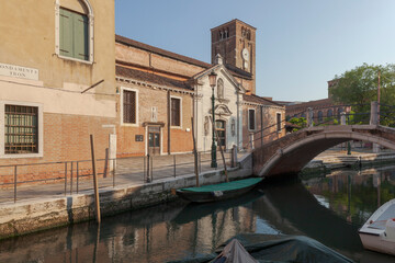 Fototapeta na wymiar Venezia. Dorsoduro.. Chiesa, Campanile e Ponte di San Nicolò ai Mendicoli
