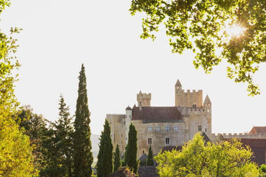France, Dordogne, Beynac-et-Cazenac, Sun setting over Chateau de Beynac