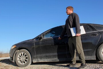 Naklejka premium Man about to get in car ready for his day