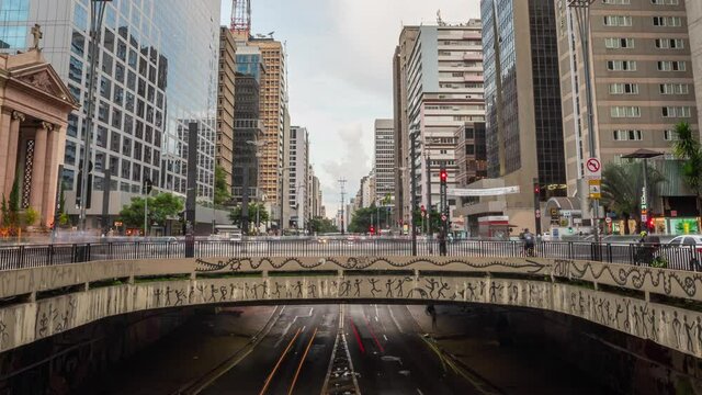 timelapse da avenida Paulista em S&atilde;o Paulo. pr&eacute;dios comerciais e business center. zoom