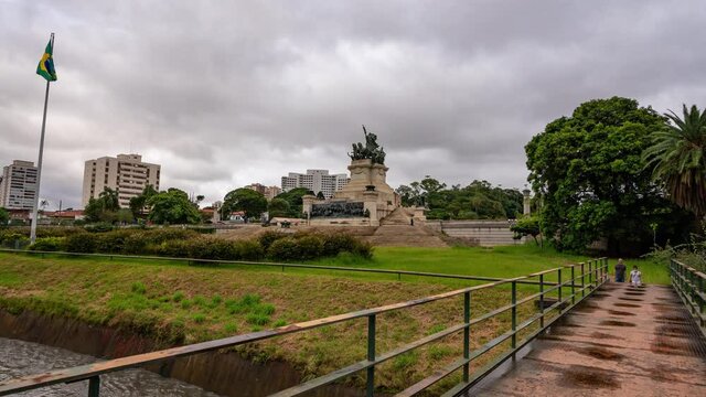 hyperlapse do Parque do Ipiranga, depois de um dia chuvoso em S&atilde;o Paulo. pouca gente e bastante nuvens zoom out