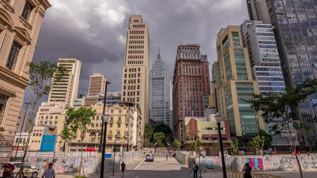 Hyperlapse do edif&iacute;cio Altino Arantes na avenida S&atilde;o Jo&atilde;o, no centro de S&atilde;o Paulo. Passando pelo novo Vale do Anhangaba&uacute;. timelapse zoom