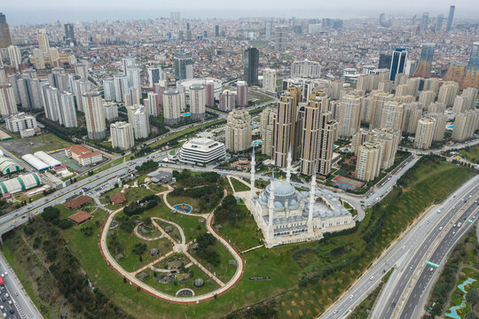 Turkey, Istanbul, Aerial view of Mimar Sinan Mosque and surrounding skyscrapers