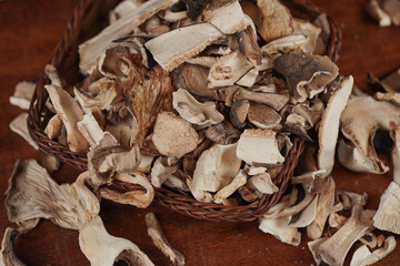  Primo piano di funghi secchi misti