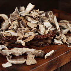 Cestino con funghi secchi misti