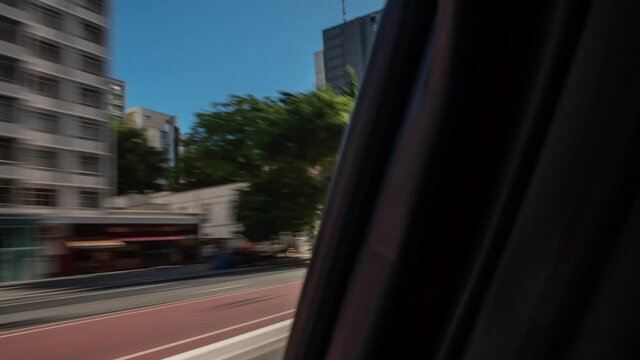 motion timelapse de dentro do carro na avenida Paulista em S&atilde;o Paulo. Regi&atilde;o do Centro. pessoa dirigindo no tr&acirc;nsito. dentro pra fora