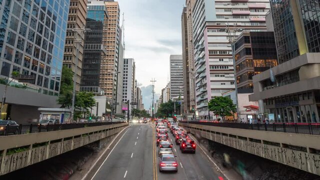 timelapse da avenida Paulista em S&atilde;o Paulo. pr&eacute;dios comerciais e business center. tilt up