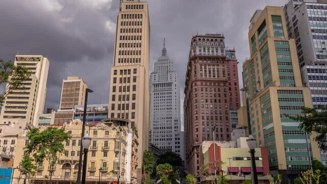 Hyperlapse do edif&iacute;cio Altino Arantes na avenida S&atilde;o Jo&atilde;o, no centro de S&atilde;o Paulo. Passando pelo novo Vale do Anhangaba&uacute;. timelapse zoom out