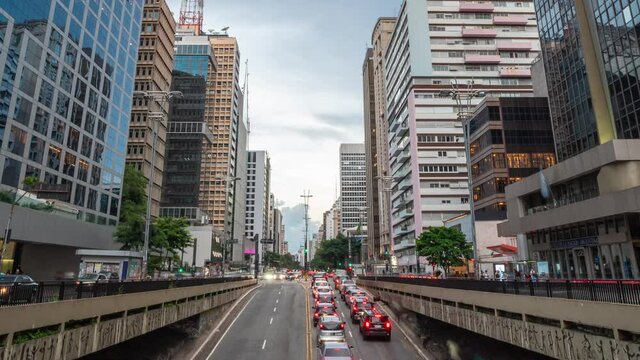 timelapse da avenida Paulista em S&atilde;o Paulo. pr&eacute;dios comerciais e business center.  zoom